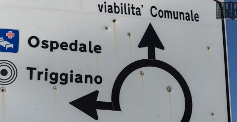 Quel cartello crivellato di colpi all'ingresso di Triggiano: �Cos� i clan marcano il territorio�